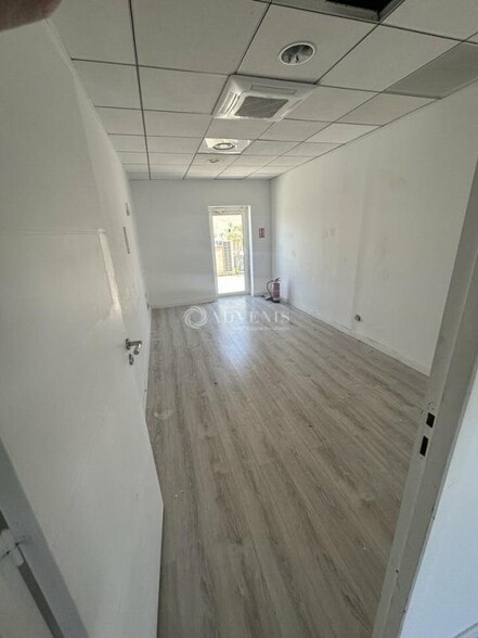 Retail in Saint-Jean-de-Védas for lease - Interior Photo - Image 2 of 5