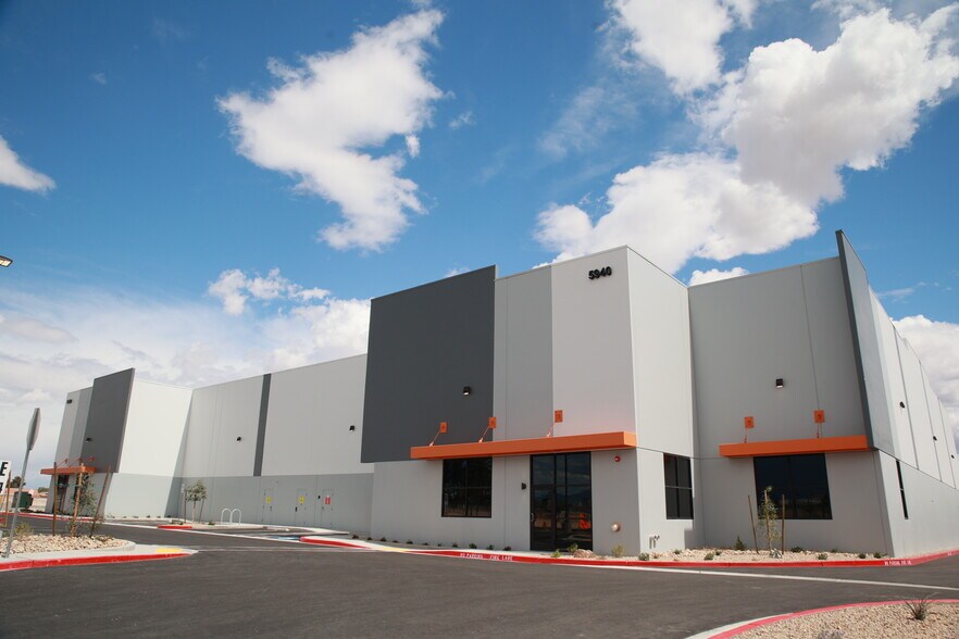 5940 McLeod Dr, Las Vegas, NV à louer - Photo du bâtiment - Image 2 de 6