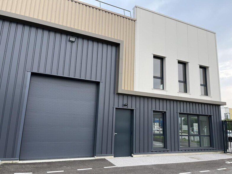 150 Bis Rue Ampère, Genay à louer - Photo du bâtiment - Image 2 de 21