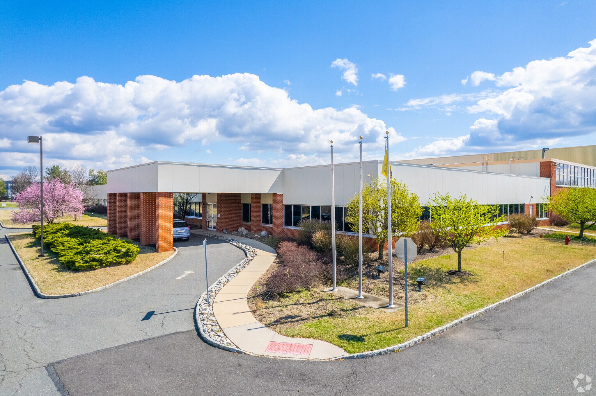 840 Nottingham Way, Trenton, NJ à louer Photo du bâtiment- Image 1 de 24