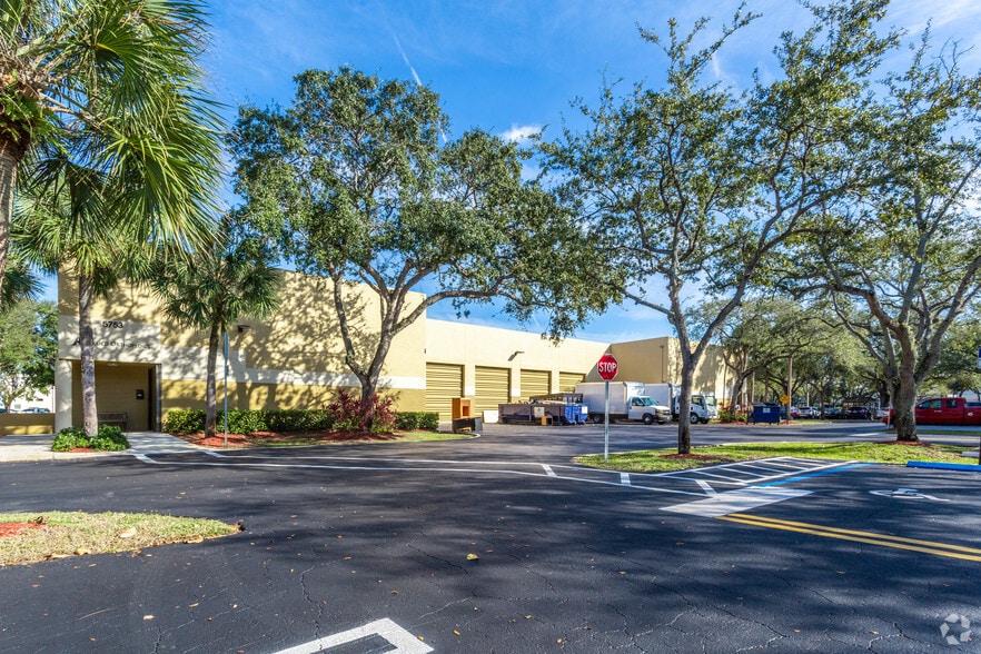 5751-5753 Miami Lakes Dr, Miami Lakes, FL à louer - Photo du bâtiment - Image 1 de 5