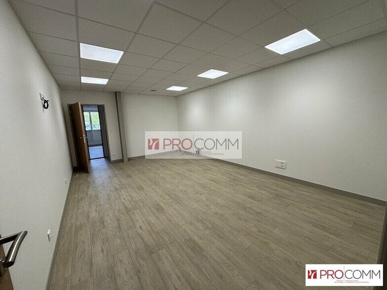 Retail in Chartres for lease - Interior Photo - Image 2 of 7