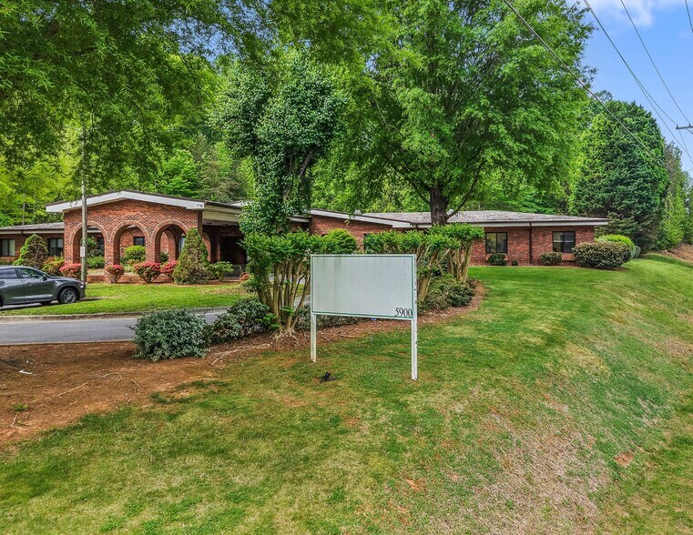 5900 Bethabara Park Blvd, Winston-Salem, NC à vendre - Photo principale - Image 1 de 42