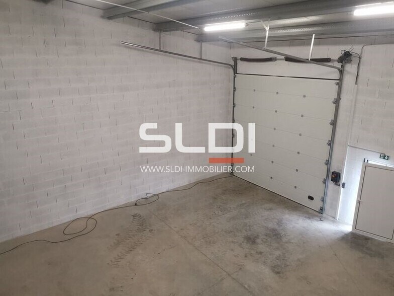 Flex in Vaulx-Milieu for lease - Interior Photo - Image 3 of 9