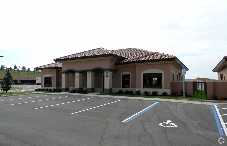 845 Oakley Seaver Dr, Clermont, FL à louer - Photo du bâtiment - Image 2 de 15