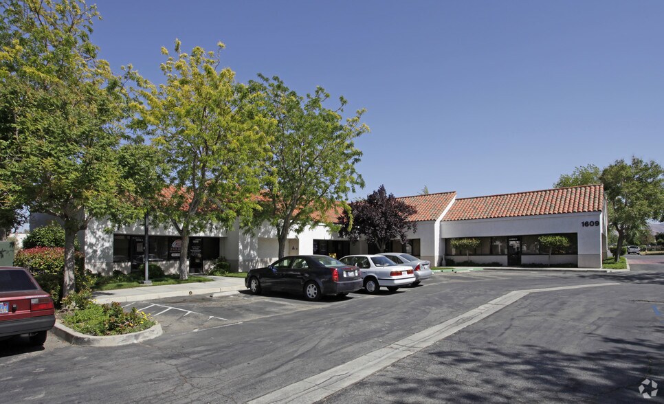 1609 E Palmdale Blvd, Palmdale, CA for sale - Primary Photo - Image 1 of 12