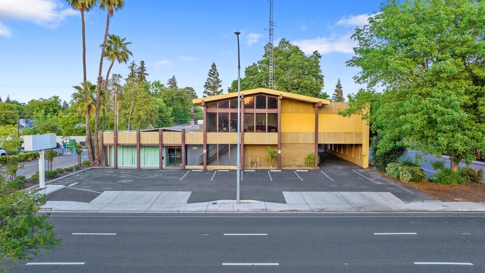 750 S Mooney Blvd, Visalia, CA à vendre - Photo du bâtiment - Image 1 de 7
