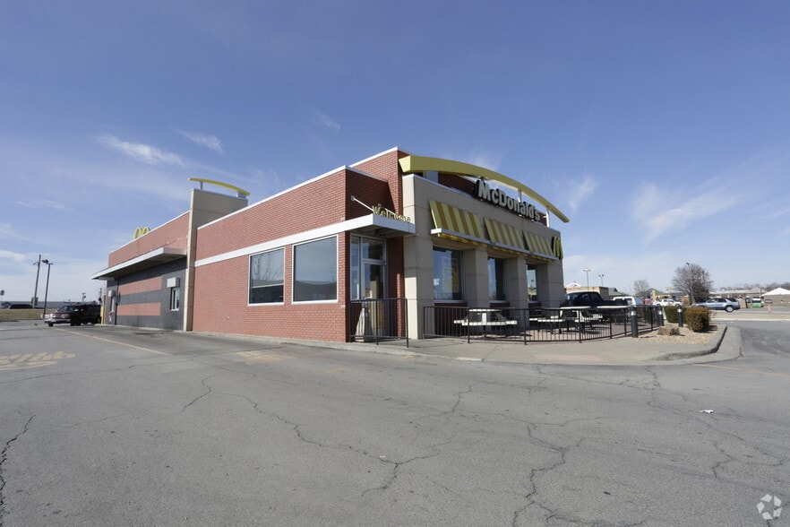 2007-2061 N Commercial St, Harrisonville, MO for lease - Building Photo - Image 2 of 2