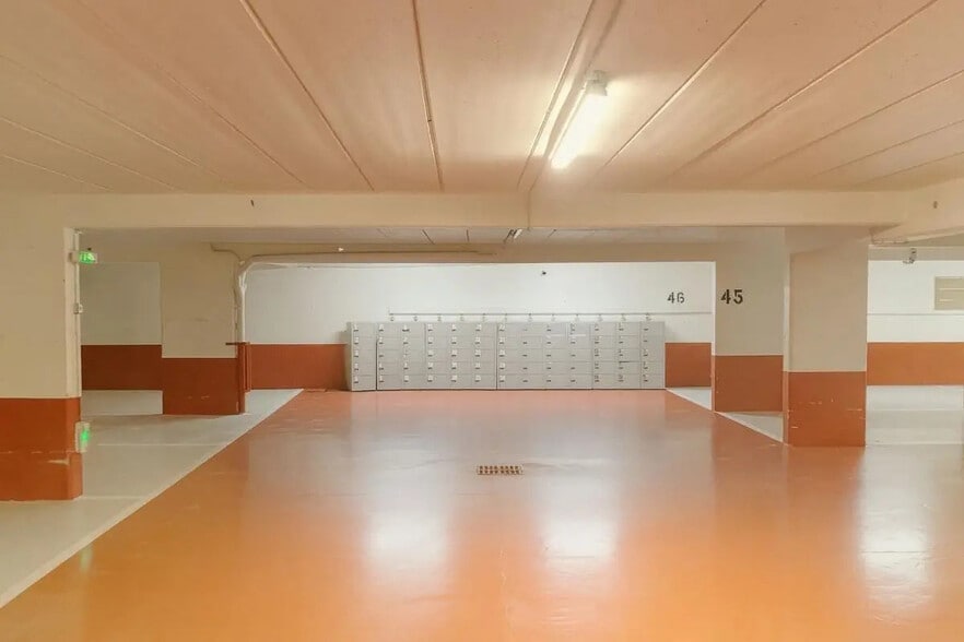 Industrial in Paris for lease - Building Photo - Image 3 of 6