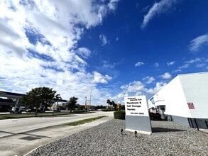 1909-2099 Opa Locka Blvd, Miami, FL for lease Interior Photo- Image 2 of 13