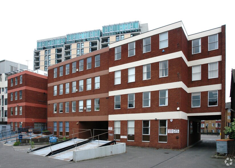 309 Ballards Ln, Londres à louer - Photo du bâtiment - Image 2 de 7