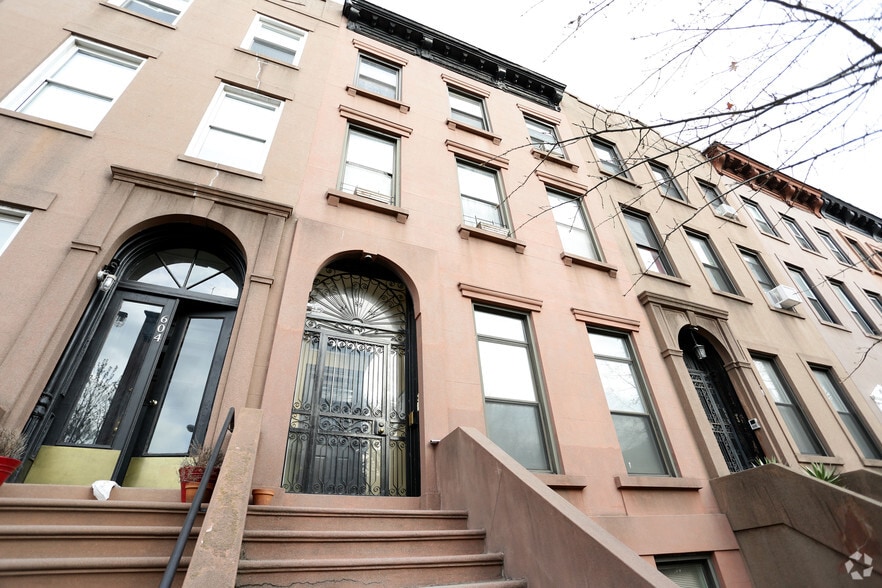 602 Henry St, Brooklyn, NY à vendre - Photo du bâtiment - Image 3 de 26