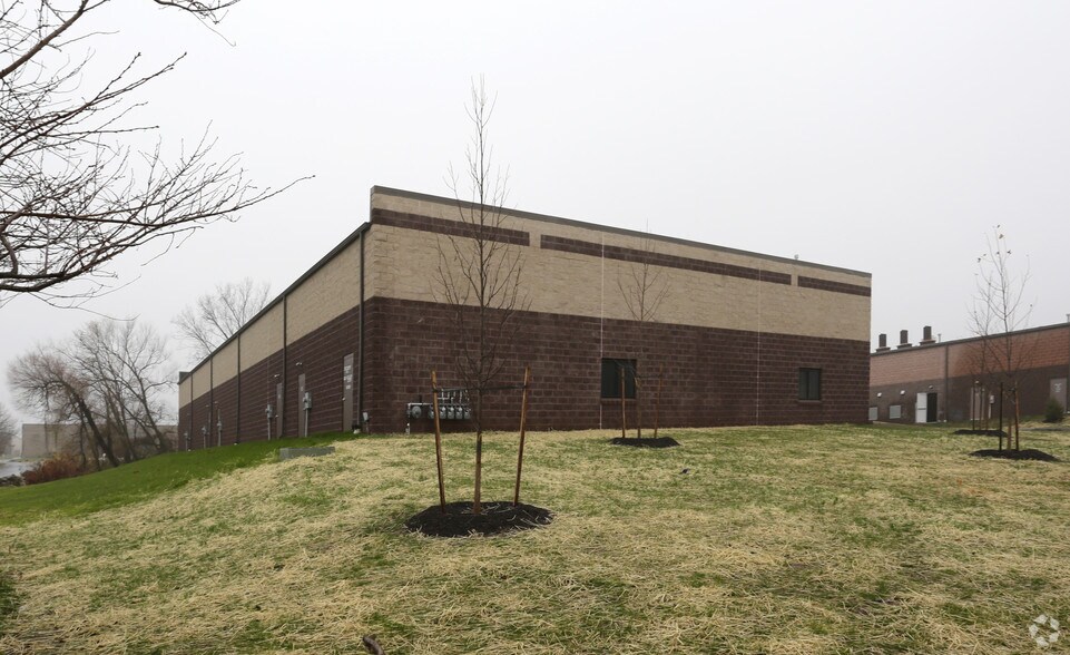 340-348 Nina Way, Warminster, PA à louer - Photo du bâtiment - Image 2 de 8