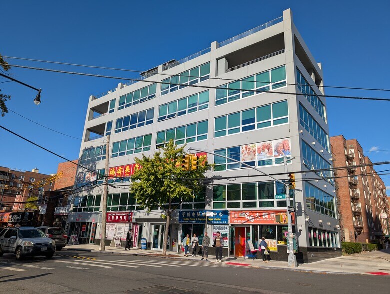 4119-4123 Union St, Flushing, NY à louer - Photo du bâtiment - Image 2 de 8