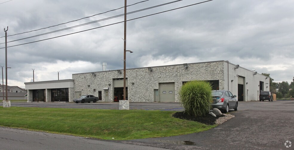 7110 Henry Clay Blvd, Liverpool, NY à louer - Photo du bâtiment - Image 3 de 4