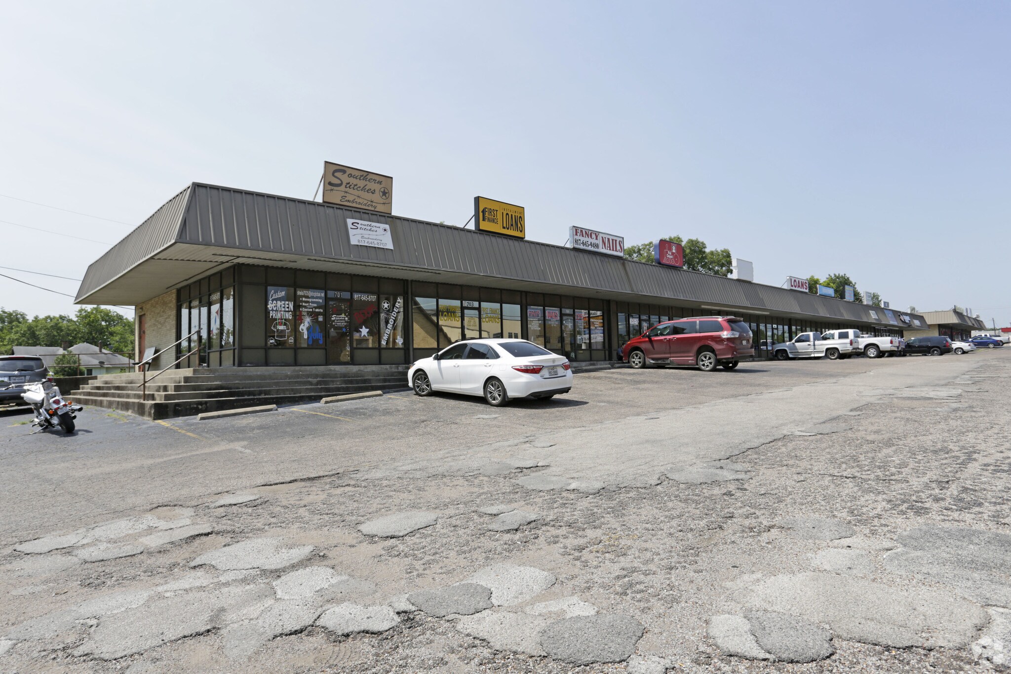 701-715 W Henderson St, Cleburne, TX for lease Building Photo- Image 1 of 6