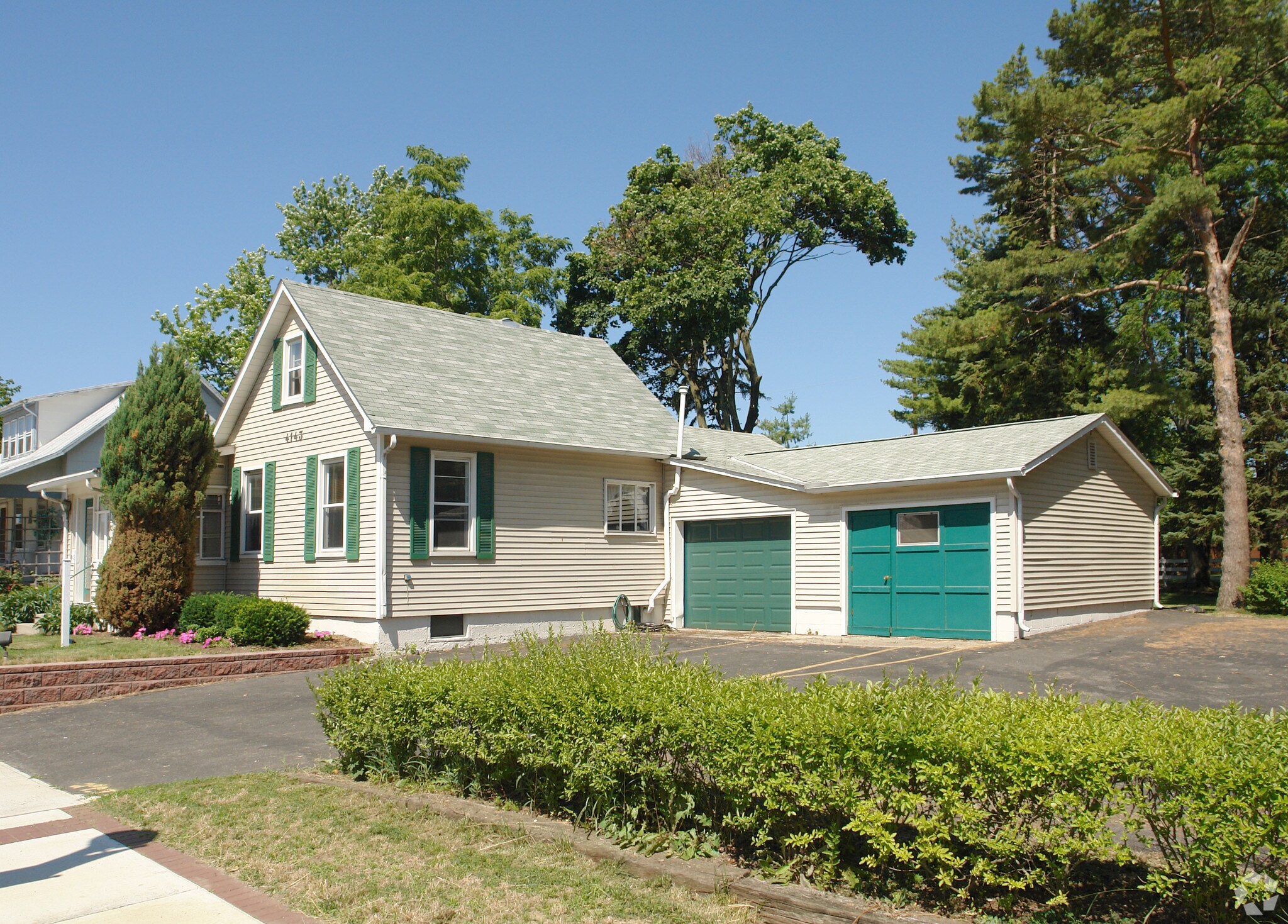 4143 Main Street and 4115 Main Street portefeuille de 2 propriétés à vendre sur LoopNet.ca Photo principale- Image 1 de 3