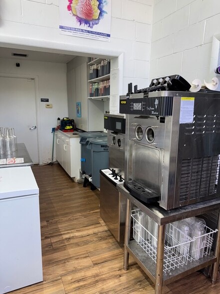 1901 Cortez Rd, Bradenton, FL for lease - Interior Photo - Image 3 of 14