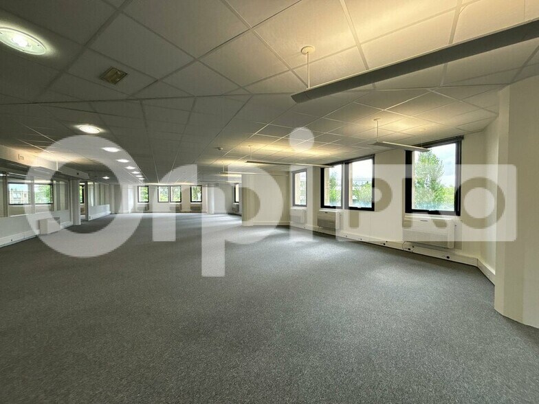 Office in Saint Aubin for lease - Interior Photo - Image 2 of 6