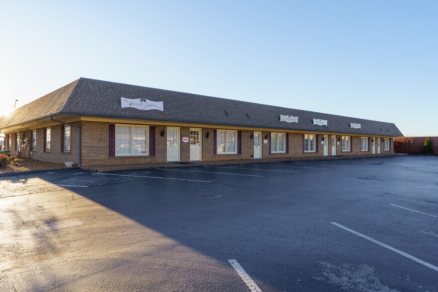 5803-5805 Lee Hwy, Chattanooga, TN for lease - Primary Photo - Image 1 of 20