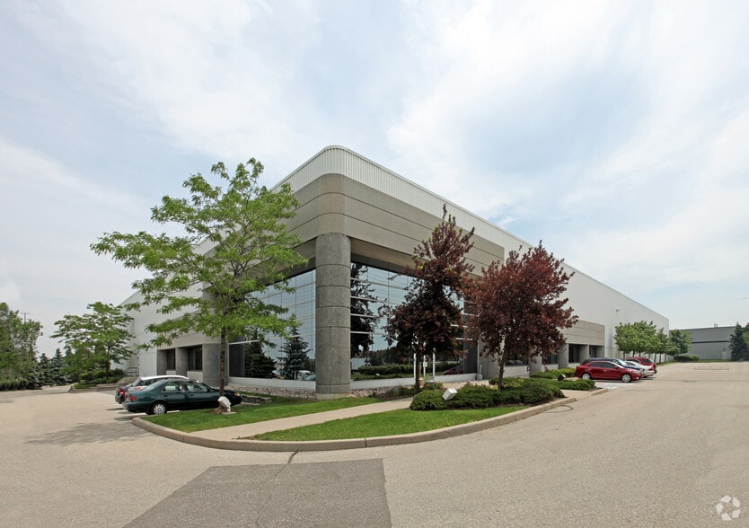 1030 Courtneypark Dr E, Mississauga, ON for lease - Primary Photo - Image 1 of 8