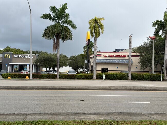Plus de détails pour 2421 NW 87th Ave, Doral, FL - Commerce de détail à vendre