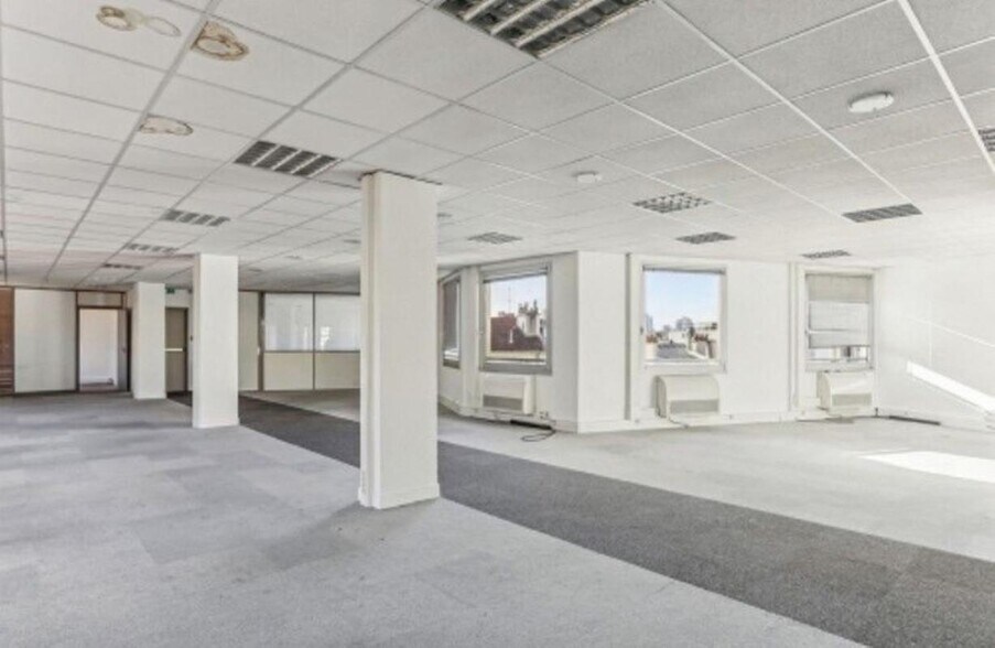 Office in Levallois Perret for lease - Interior Photo - Image 3 of 3