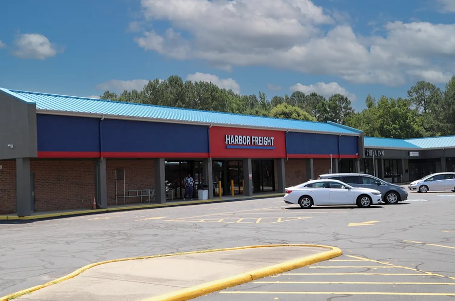 245 Chatham Sq, Siler City, NC for lease - Building Photo - Image 2 of 11