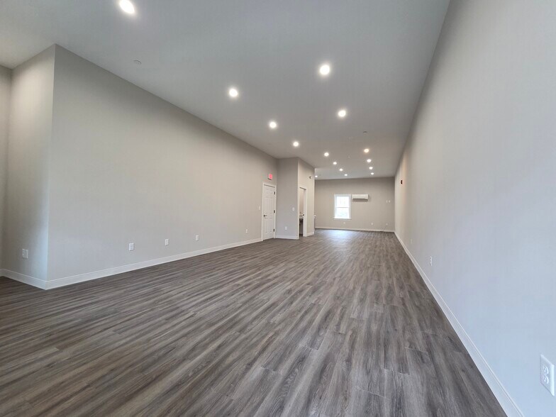 1134 US Route 1, York, ME for lease - Interior Photo - Image 2 of 10