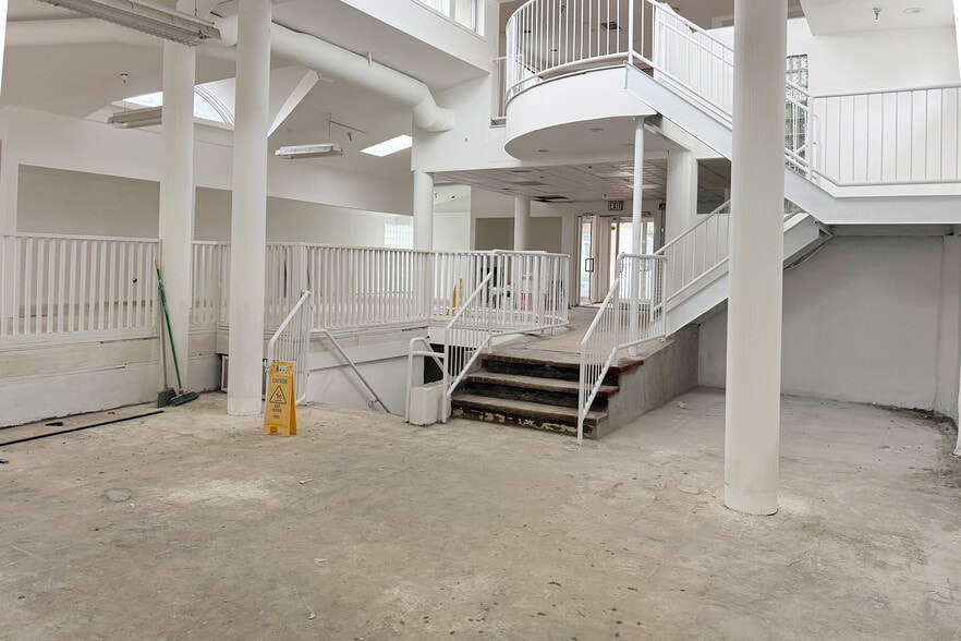 125 E Jericho Tpke, Huntington Station, NY for sale - Interior Photo - Image 2 of 18