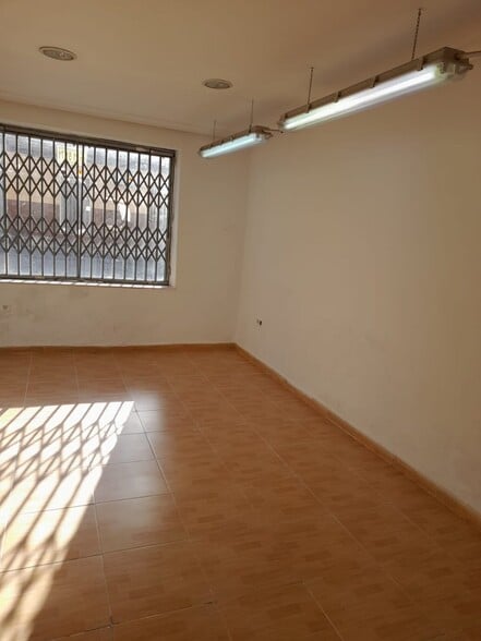 Retail in Cáceres for lease - Building Photo - Image 2 of 12