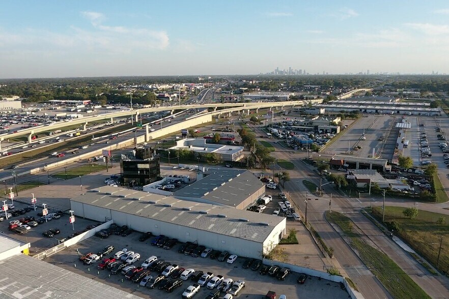 8245 North Fwy, Houston, TX à vendre - Photo du bâtiment - Image 2 de 12