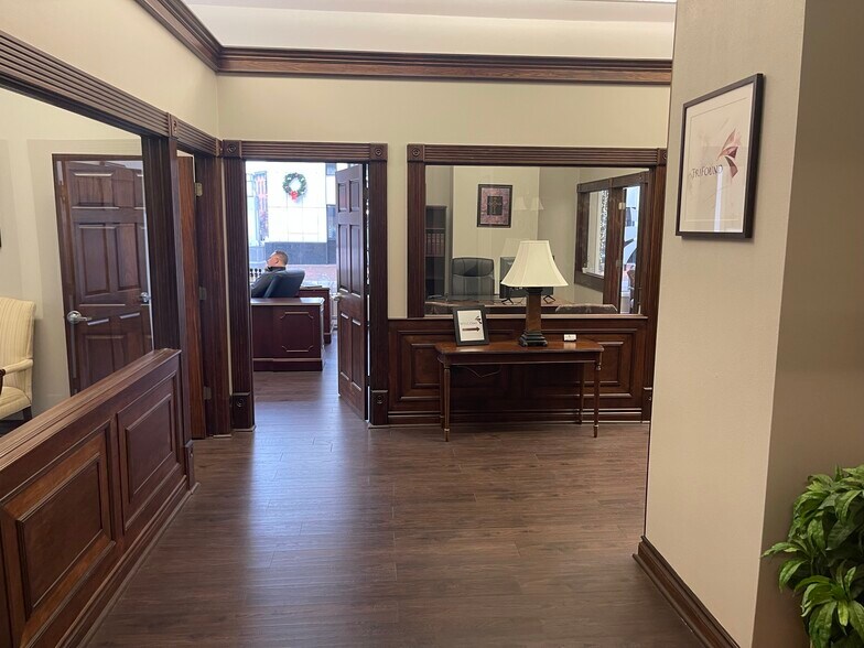 107 W Michigan Ave, Kalamazoo, MI à louer - Photo intérieure - Image 2 de 46