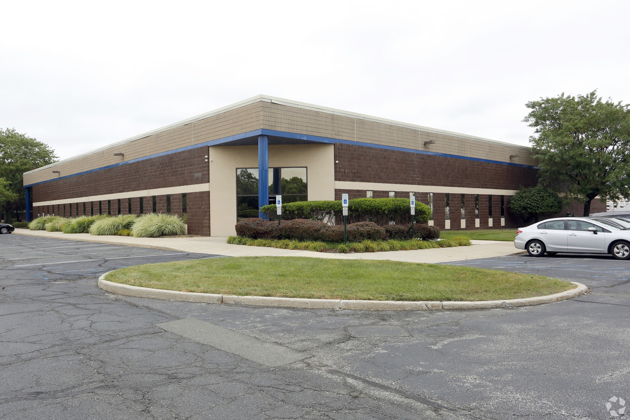 400 Raritan Center Pky, Edison, NJ for lease Primary Photo- Image 1 of 6