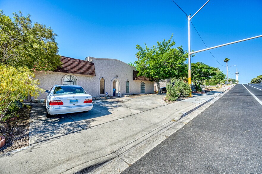 1632 E Saint Louis Ave, Las Vegas, NV à vendre - Photo du bâtiment - Image 2 de 43