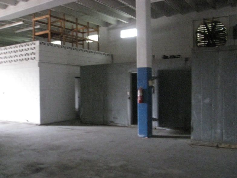 4746 Leopard St, Corpus Christi, TX for lease - Interior Photo - Image 2 of 3