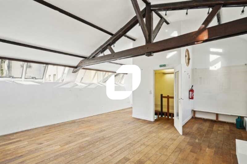 Office in Levallois Perret for lease - Interior Photo - Image 1 of 5