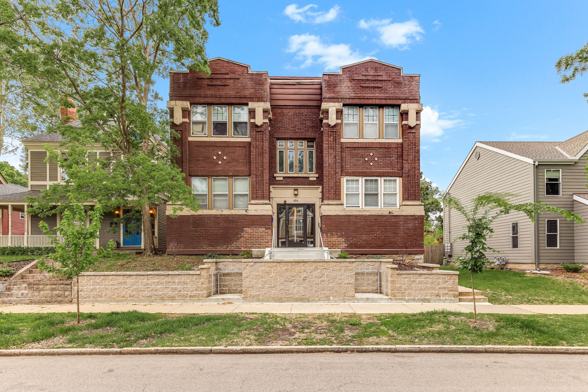 604 Holly Ave, Saint Paul, MN à vendre Photo du bâtiment- Image 1 de 42