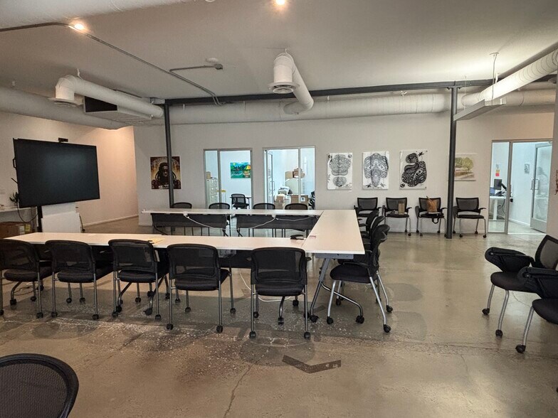 4335 W Adams Blvd, Los Angeles, CA à louer - Photo du bâtiment - Image 2 de 4