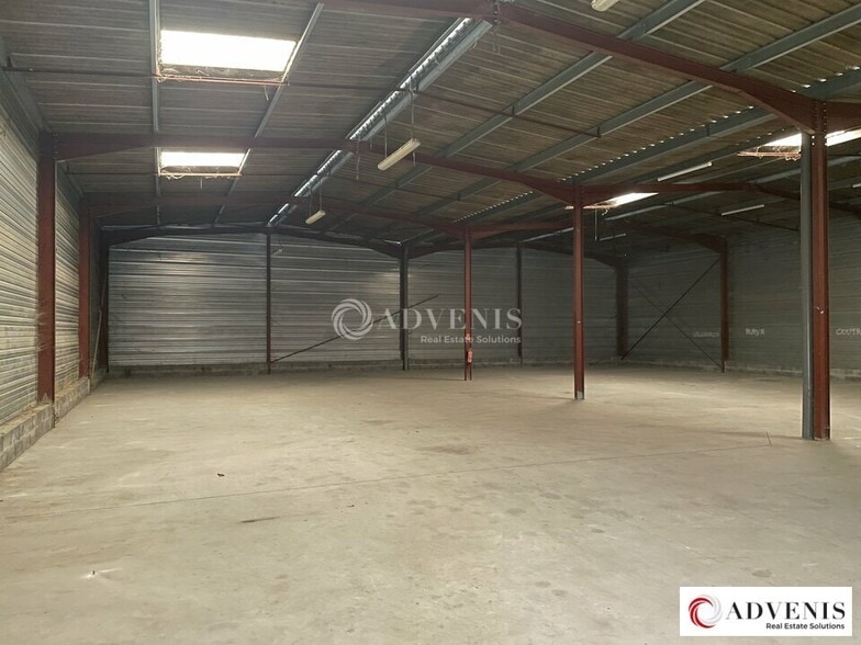 Industrial in Carbon-Blanc for lease - Interior Photo - Image 2 of 7