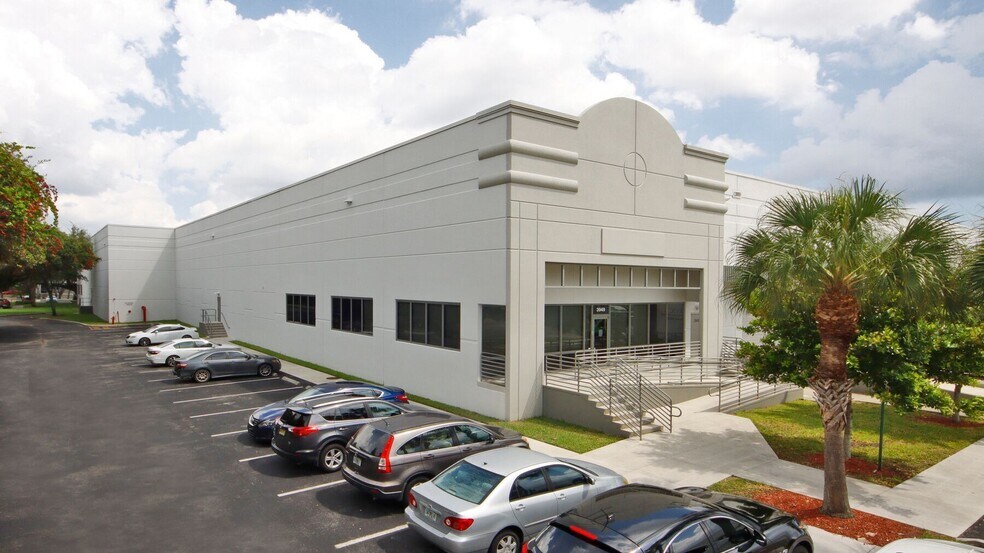 3801-3899 SW 30th Ave, Fort Lauderdale, FL à louer - Photo du bâtiment - Image 2 de 3