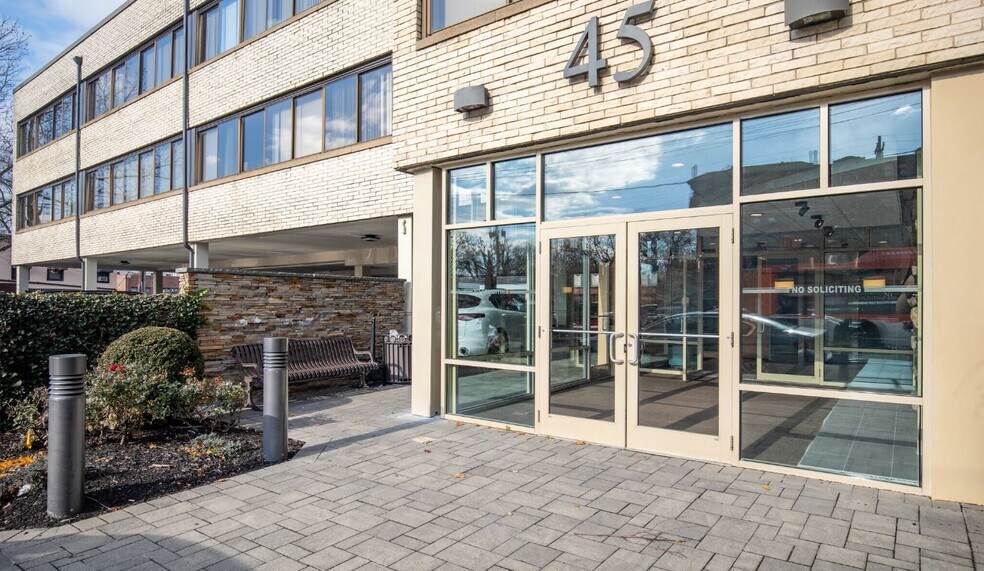 45 N Station Plz, Great Neck, NY à louer - Photo du bâtiment - Image 2 de 3