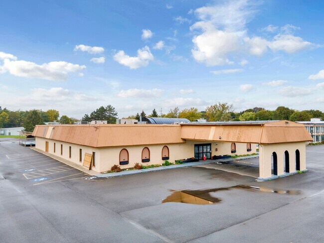 Plus de détails pour 125 N Main St, Newark, NY - Services hôteliers à vendre