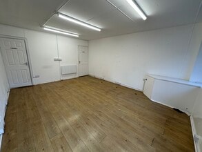 7 Station Rd, Wombwell for lease Interior Photo- Image 2 of 4
