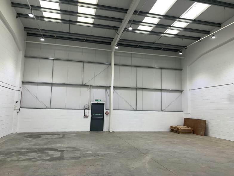 Holmethorpe Ave, Redhill for lease - Interior Photo - Image 3 of 9