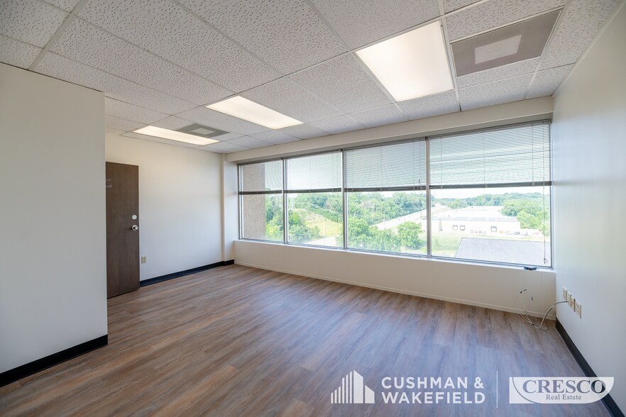 5755 Granger Rd, Independence, OH à louer - Photo du bâtiment - Image 3 de 4