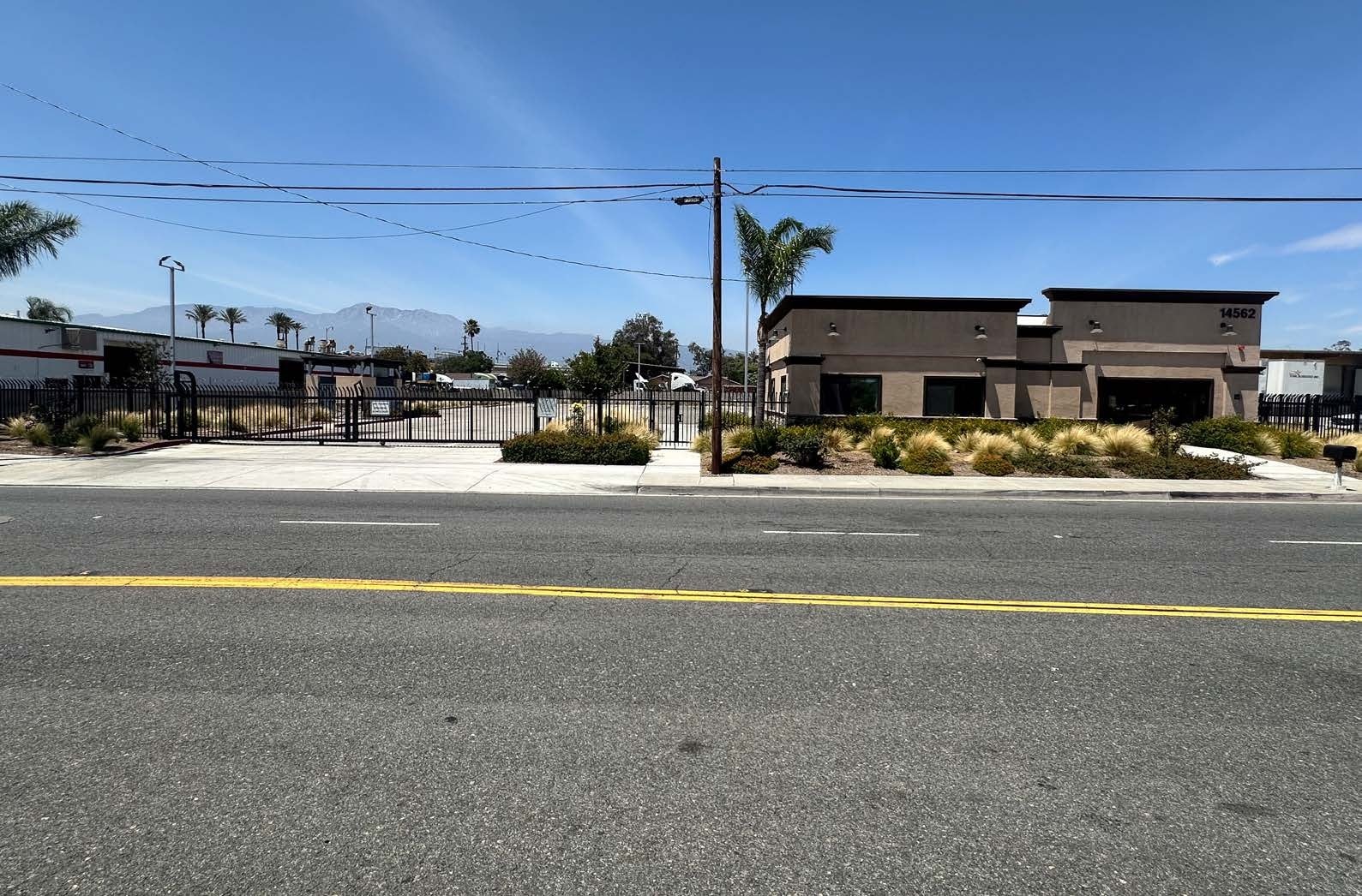 14562 Slover Ave, Fontana, CA à louer Photo du bâtiment- Image 1 de 6