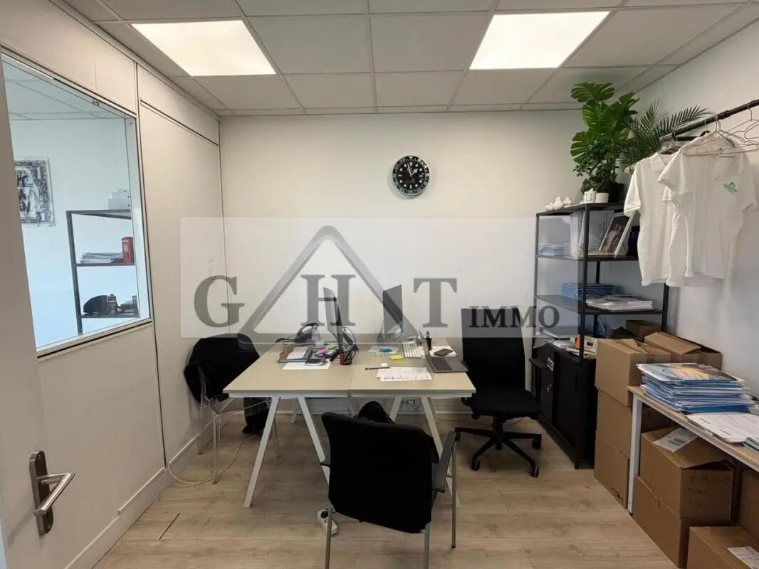 Office in Maisons-Alfort for lease Building Photo- Image 1 of 3