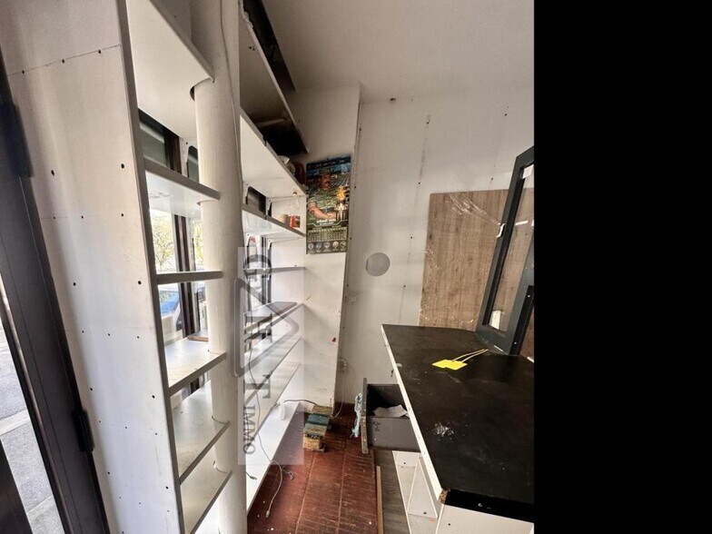 Retail in Alfortville for lease - Interior Photo - Image 2 of 3