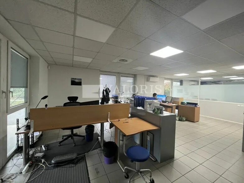 Office in Bron for lease - Interior Photo - Image 1 of 11